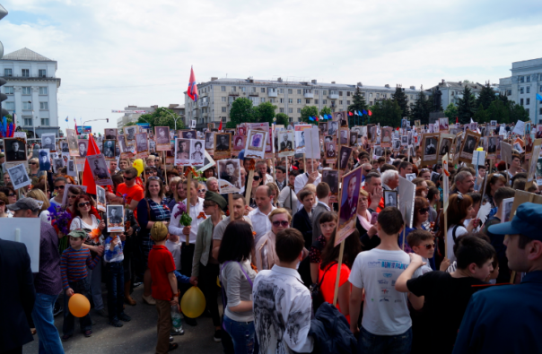 Фоторепортаж: Около 70 тыс. человек празднуют в центре Луганска День Победы Фоторепортаж: Около 70 тыс. человек празднуют в центре Луганска День Победы