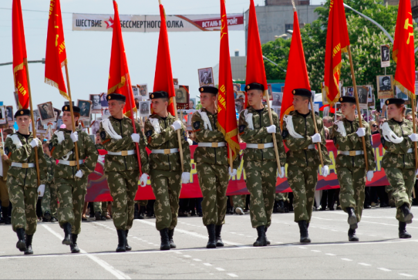 Фоторепортаж: Около 70 тыс. человек празднуют в центре Луганска День Победы Фоторепортаж: Около 70 тыс. человек празднуют в центре Луганска День Победы