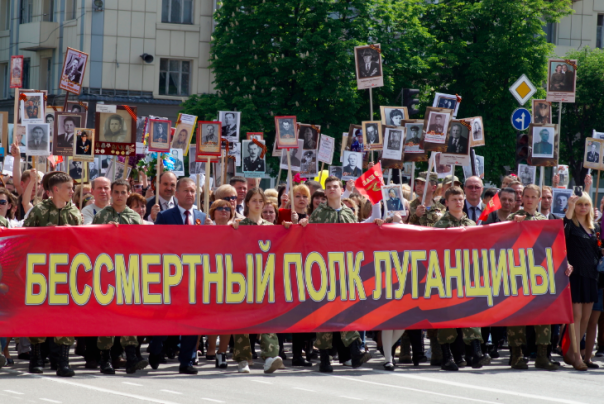 Фоторепортаж: Около 70 тыс. человек празднуют в центре Луганска День Победы Фоторепортаж: Около 70 тыс. человек празднуют в центре Луганска День Победы