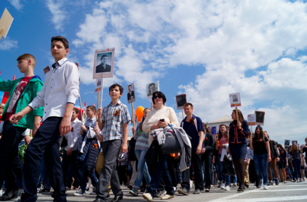 Фоторепортаж: Около 70 тыс. человек празднуют в центре Луганска День Победы Фоторепортаж: Около 70 тыс. человек празднуют в центре Луганска День Победы