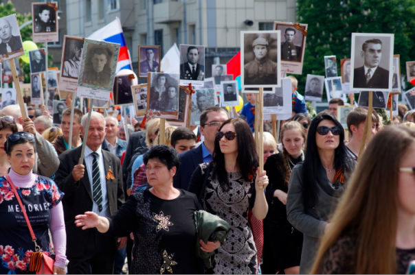 Фоторепортаж: Около 70 тыс. человек празднуют в центре Луганска День Победы Фоторепортаж: Около 70 тыс. человек празднуют в центре Луганска День Победы