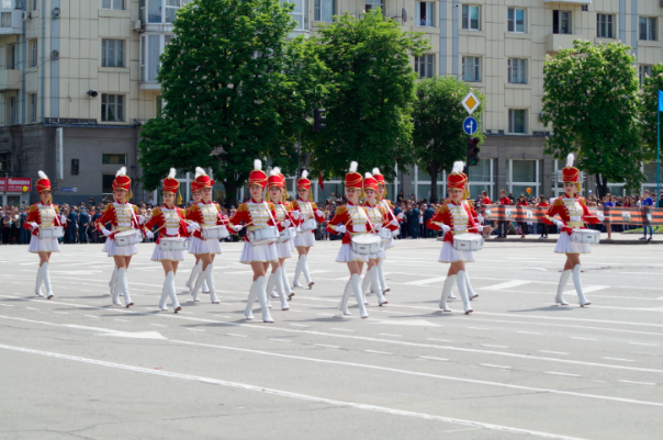 Фоторепортаж: Около 70 тыс. человек празднуют в центре Луганска День Победы Фоторепортаж: Около 70 тыс. человек празднуют в центре Луганска День Победы