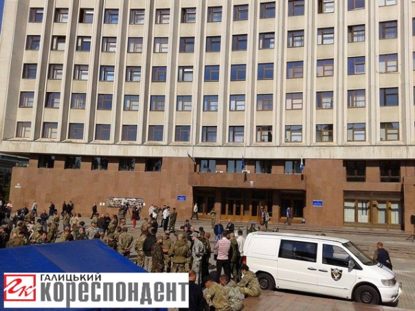 Участники АТО проводят протест против бездеятельности властей Ивано_Франковска.