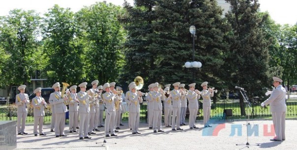 В Луганске на годовщину референдума торжественно подняли флаг ЛНР и исполнили новый гимн