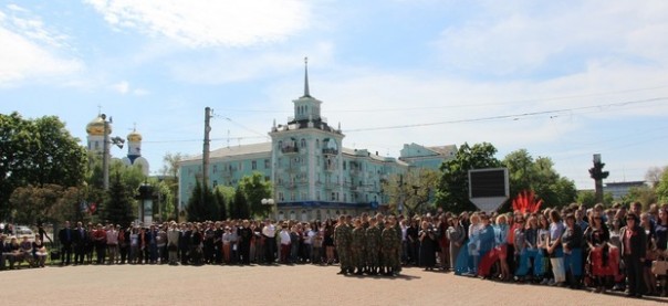 В Луганске на годовщину референдума торжественно подняли флаг ЛНР и исполнили новый гимн
