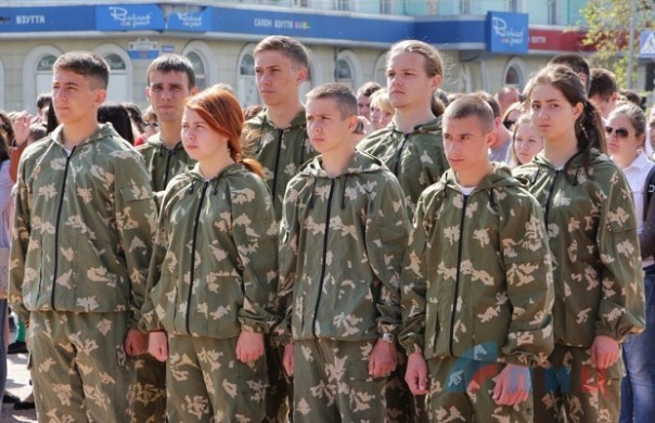 В Луганске на годовщину референдума торжественно подняли флаг ЛНР и исполнили новый гимн