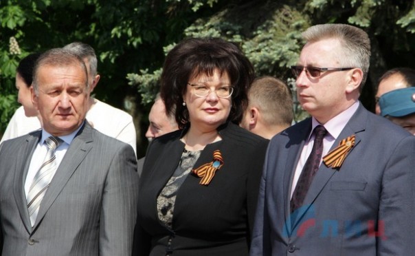 В Луганске на годовщину референдума торжественно подняли флаг ЛНР и исполнили новый гимн