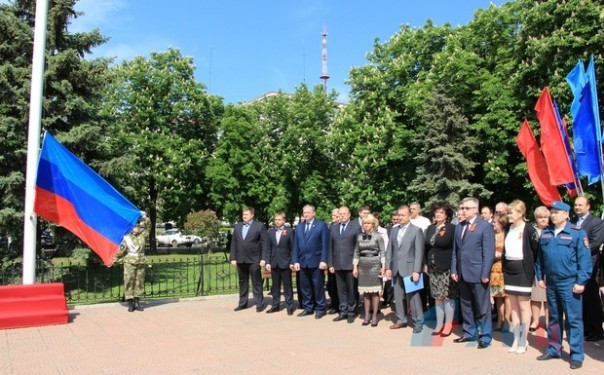 В Луганске на годовщину референдума торжественно подняли флаг ЛНР и исполнили новый гимн