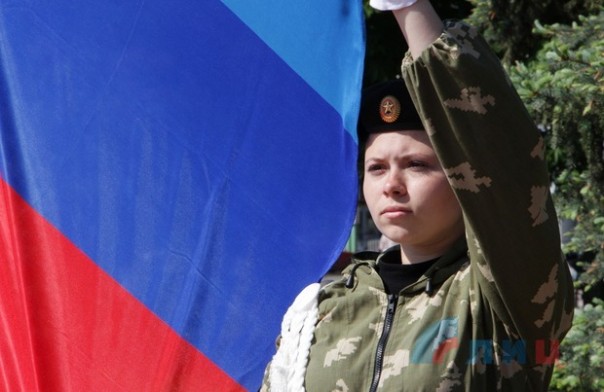 В Луганске на годовщину референдума торжественно подняли флаг ЛНР и исполнили новый гимн