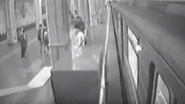 В метро женщина от отчаяния с детьми прыгнула под поезд (Видео)