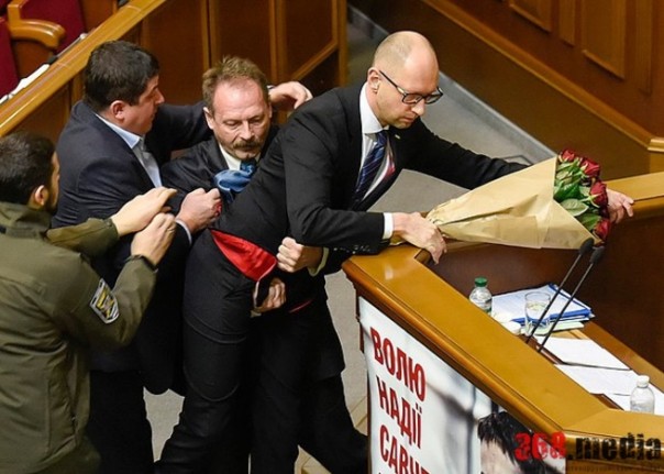 Депутата, таскавшего Яценюка за гениталии, избили на попойке однопартийцы Порошенко