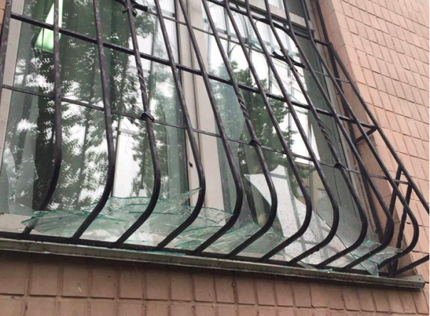 В Киеве неизвестный бросил бомбу в полицейский участок В Киеве неизвестный бросил бомбу в полицейский участок