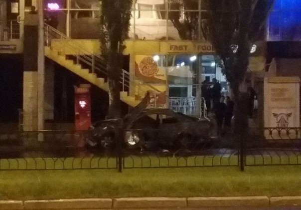 При взрыве легкового автомобиля в Донецке погиб мирный житель, двое ранены При взрыве легкового автомобиля в Донецке погиб мирный житель, двое ранены