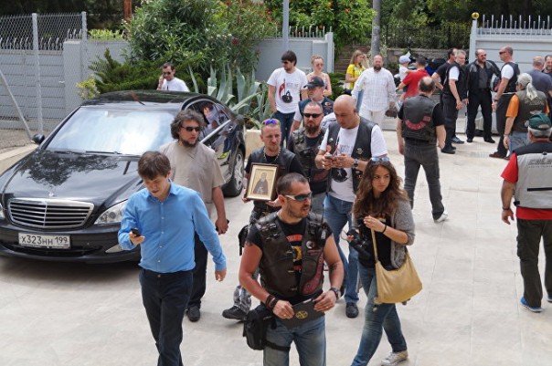 В Харькове избили и прострелили ногу байкеру из «Ночных волков» В Харькове избили и прострелили ногу байкеру из «Ночных волков»