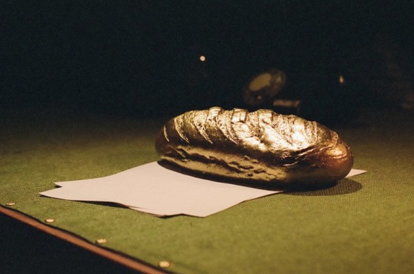 Прокуратура закрыла уголовное дело об исчезновении "золотого батона" Януковича