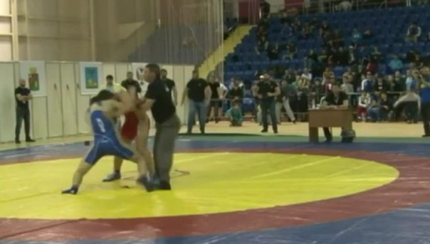 Поединок на первенстве России по борьбе чуть не закончился стрельбой. ВИДЕО