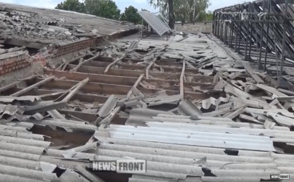 Последствия обстрела Докучаевска: Серьезно повреждены два зернохранилища и сельхозтехника