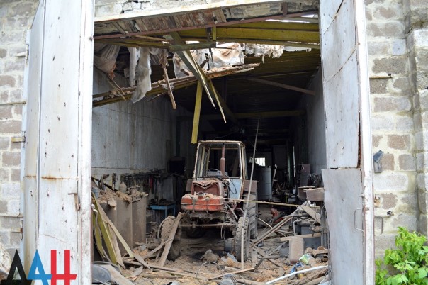 Последствия обстрела Докучаевска: Серьезно повреждены два зернохранилища и сельхозтехника Последствия обстрела Докучаевска: Серьезно повреждены два зернохранилища и сельхозтехника