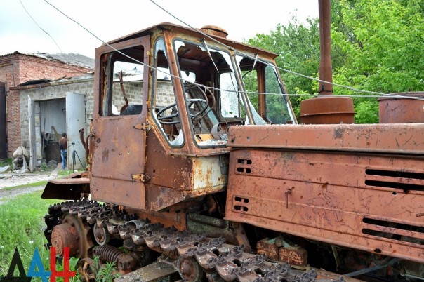 Последствия обстрела Докучаевска: Серьезно повреждены два зернохранилища и сельхозтехника Последствия обстрела Докучаевска: Серьезно повреждены два зернохранилища и сельхозтехника