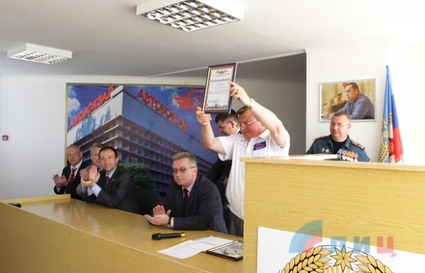 Работники ЛРУАС к 40-летию восстановили разрушенный укрофашистами Луганский автовокзал