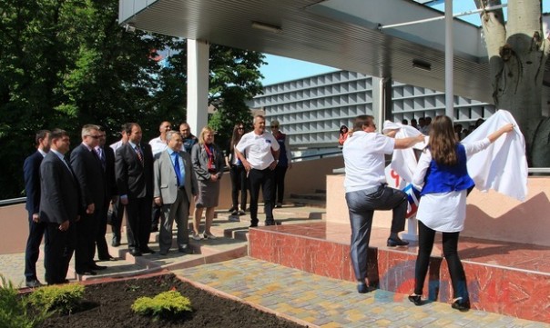 Работники ЛРУАС к 40-летию восстановили разрушенный укрофашистами Луганский автовокзал