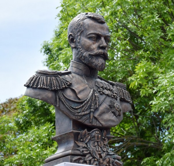 В Евпатории открыли памятник императору Николаю II