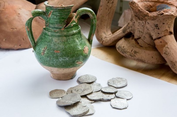 Археологи нашли клад из испанских серебряных монет XVII века на месте будущего автоподхода к Крымскому мосту (ФОТО) Археологи нашли клад из испанских серебряных монет XVII века на месте будущего автоподхода к Крымскому мосту (ФОТО)