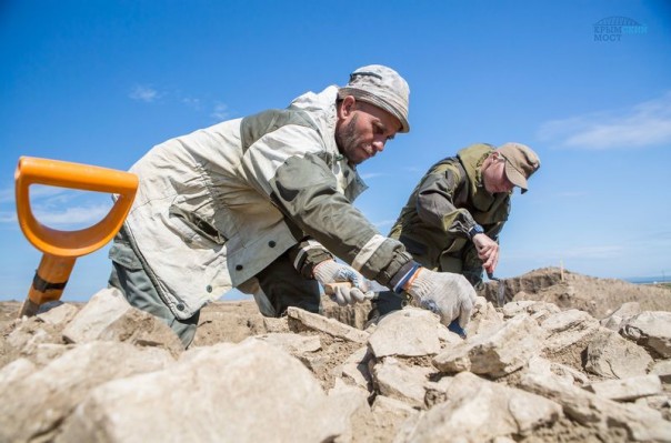 Археологи нашли клад из испанских серебряных монет XVII века на месте будущего автоподхода к Крымскому мосту (ФОТО) Археологи нашли клад из испанских серебряных монет XVII века на месте будущего автоподхода к Крымскому мосту (ФОТО)