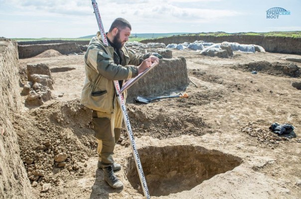 Археологи нашли клад из испанских серебряных монет XVII века на месте будущего автоподхода к Крымскому мосту (ФОТО) Археологи нашли клад из испанских серебряных монет XVII века на месте будущего автоподхода к Крымскому мосту (ФОТО)