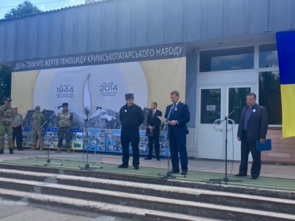 Ислямов с меджлисовцами бузит на границе с Крымом Ислямов с меджлисовцами бузит на границе с Крымом