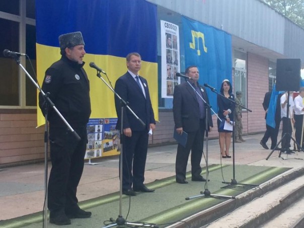 Ислямов с меджлисовцами бузит на границе с Крымом Ислямов с меджлисовцами бузит на границе с Крымом