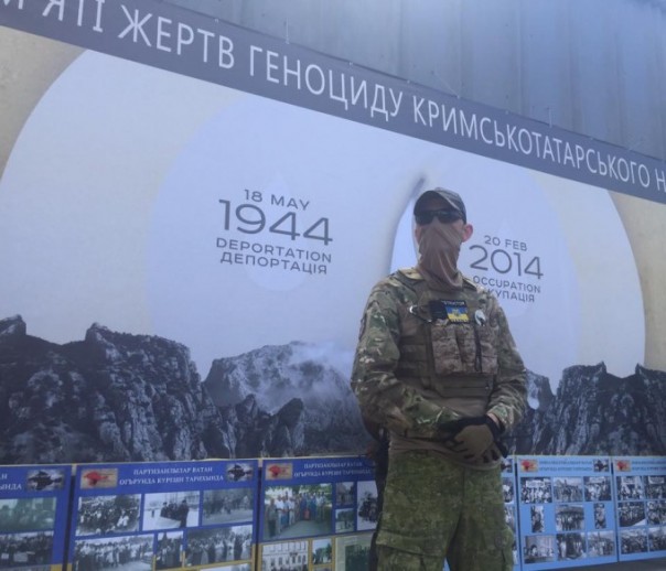 Ислямов с меджлисовцами бузит на границе с Крымом Ислямов с меджлисовцами бузит на границе с Крымом