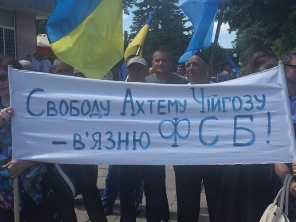 Ислямов с меджлисовцами бузит на границе с Крымом Ислямов с меджлисовцами бузит на границе с Крымом