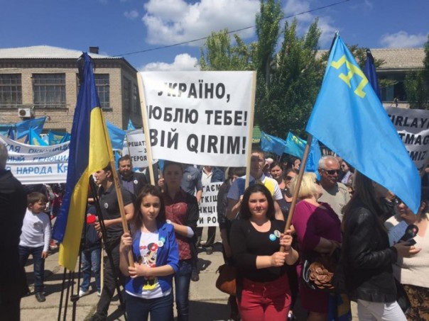 Ислямов с меджлисовцами бузит на границе с Крымом Ислямов с меджлисовцами бузит на границе с Крымом