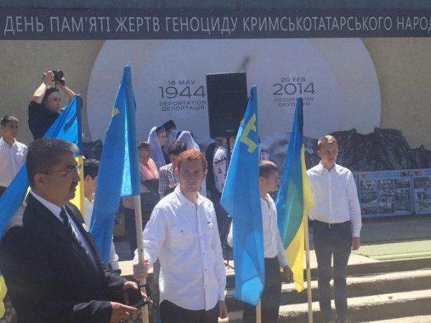 Ислямов с меджлисовцами бузит на границе с Крымом Ислямов с меджлисовцами бузит на границе с Крымом