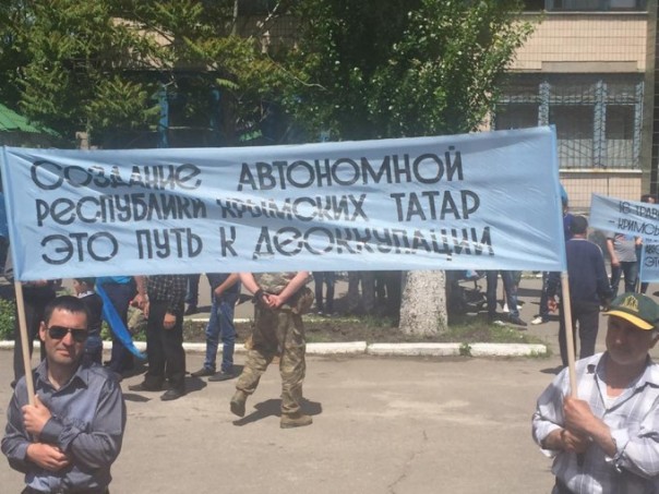 Ислямов с меджлисовцами бузит на границе с Крымом Ислямов с меджлисовцами бузит на границе с Крымом