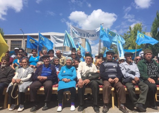 Ислямов с меджлисовцами бузит на границе с Крымом Ислямов с меджлисовцами бузит на границе с Крымом