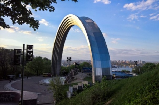 В Киеве отмыли арку Дружбы народов от гей-радуги