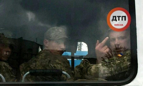 В столице Украины автобус с военными протаранил троллейбус В столице Украины автобус с военными протаранил троллейбус