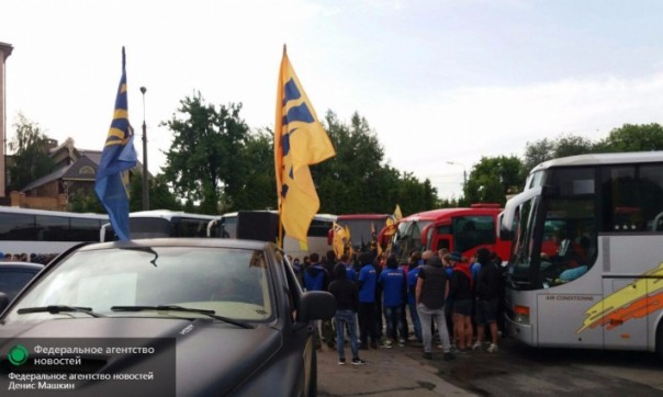 Нацисты «Азова» начинают марш в Киеве, в толпе призывают к погромам Нацисты «Азова» начинают марш в Киеве, в толпе призывают к погромам