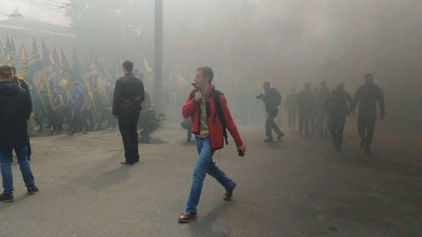 Нацисты «Азова» начинают марш в Киеве, в толпе призывают к погромам Нацисты «Азова» начинают марш в Киеве, в толпе призывают к погромам