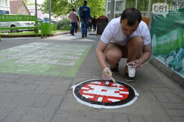 В Запорожье в честь «дня вышиванки» канализационные люки «одели» в вышиванки