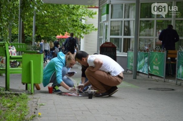 В Запорожье в честь «дня вышиванки» канализационные люки «одели» в вышиванки В Запорожье в честь «дня вышиванки» канализационные люки «одели» в вышиванки