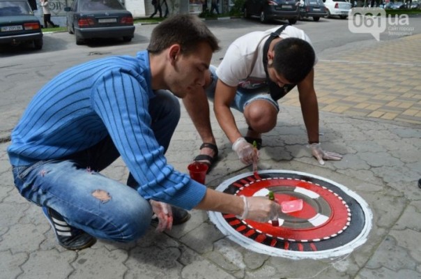 В Запорожье в честь «дня вышиванки» канализационные люки «одели» в вышиванки В Запорожье в честь «дня вышиванки» канализационные люки «одели» в вышиванки