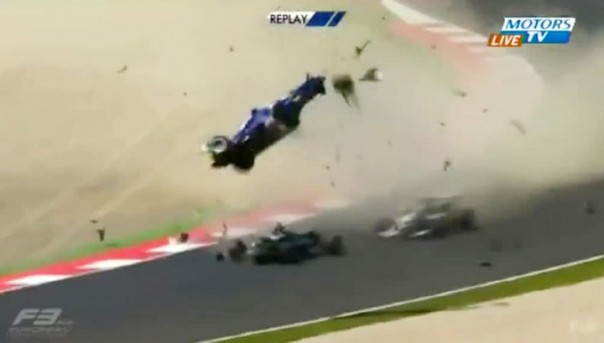 На трассе Формулы-3 в Австрии произошла массовая авария. Видео