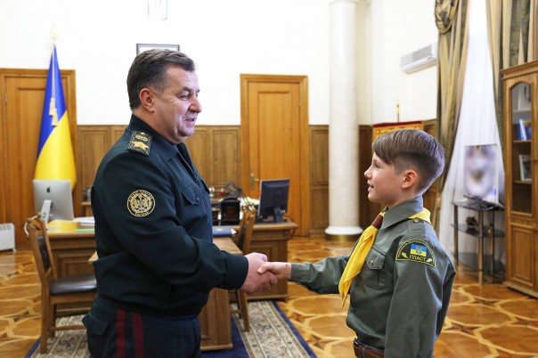 На Украине для детей ввели форму "Гитлерюгенд" по аналогии с гитлеровской Германией На Украине для детей ввели форму "Гитлерюгенд" по аналогии с гитлеровской Германией