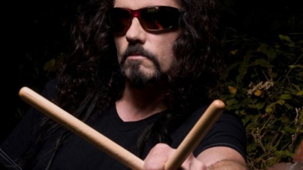 Барабанщик знаменитой метал-группы умер прямо во время концерта