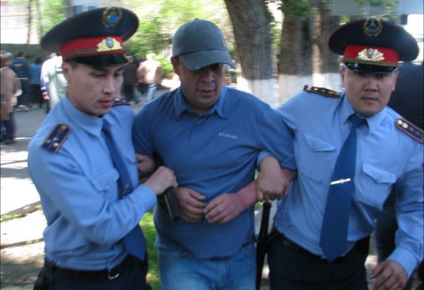 Назарбаев жестко разогнал казахский "майдан" Назарбаев жестко разогнал казахский "майдан"