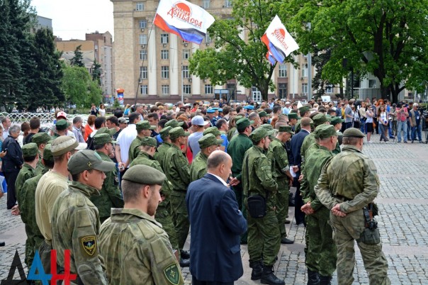 Митинг по случаю второй годовщины начала бомбежек Донецка.