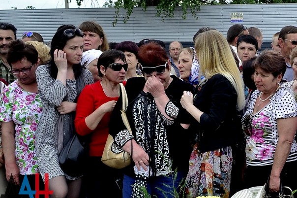 Митинг по случаю второй годовщины начала бомбежек Донецка.